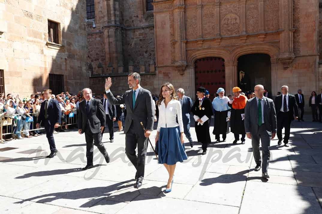 Los Reyes a su salida de la Universidad de Salamanca © Casa S.M. El Rey