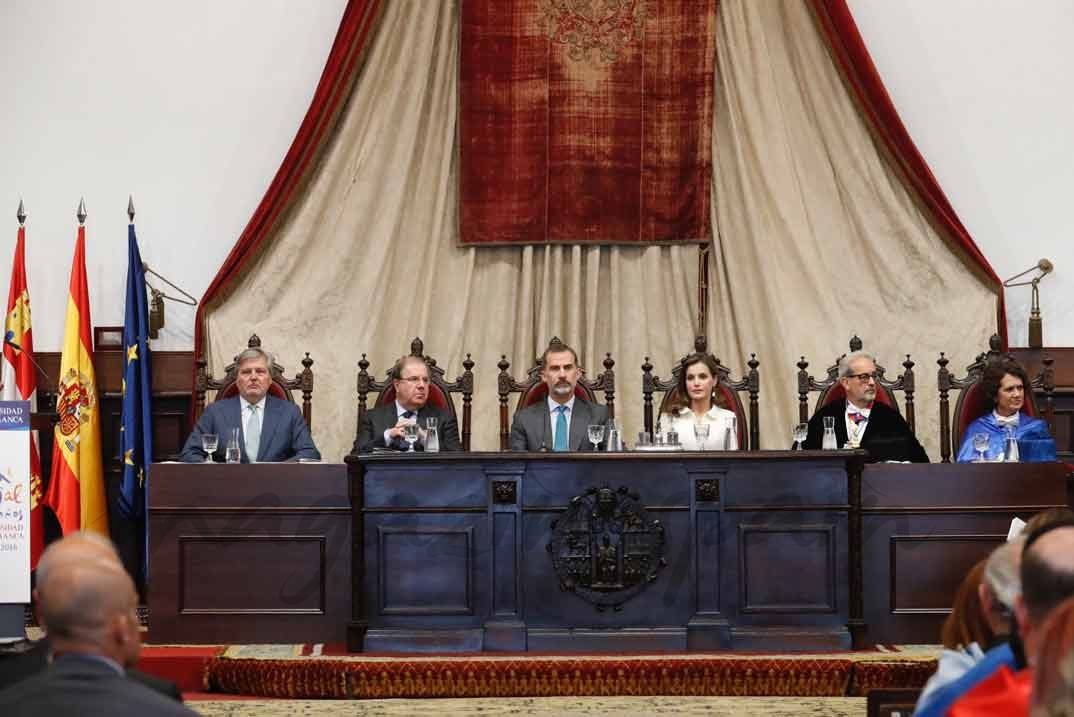 Los Reyes en la mesa presidencial del Paraninfo de la Universidad © Casa S.M. El Rey