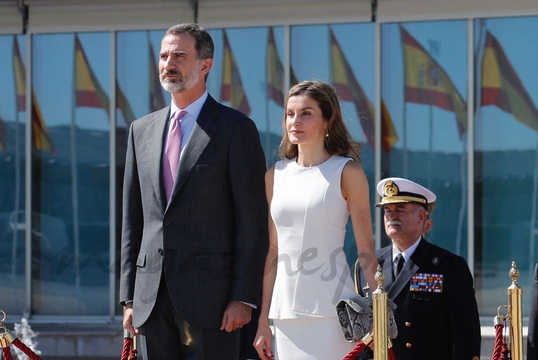 Los Reyes reciben honores en el Pabellón de Estado de la T-4 del Aeropuerto Adolfo Suárez Madrid-Barajas, antes de partir a Reino Unido © Casa S.M. El Rey