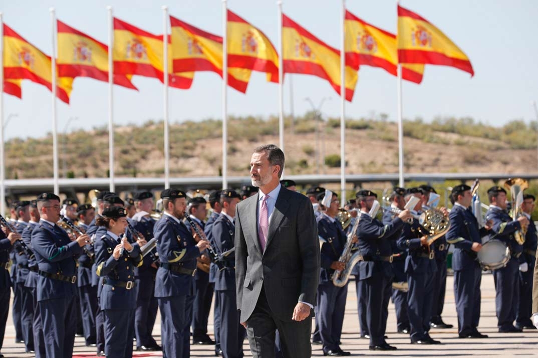 Los Reyes reciben honores en el Pabellón de Estado de la T-4 del Aeropuerto Adolfo Suárez Madrid-Barajas, antes de partir a Reino Unido © Casa S.M. El Rey