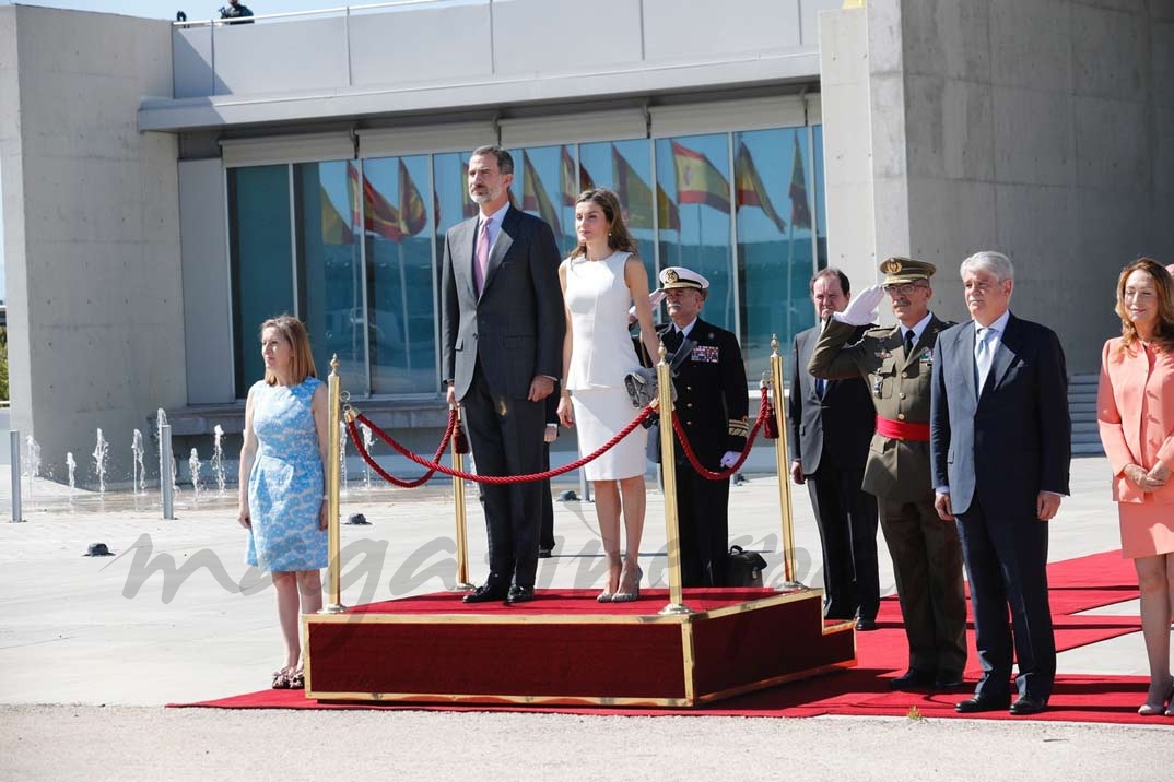 El Rey pasa revista a un piquete de honor en el Pabellón de Estado de la T-4 del Aeropuerto Adolfo Suárez Madrid-Barajas, antes de partir hacía Reino Unido © Casa S.M. El Rey