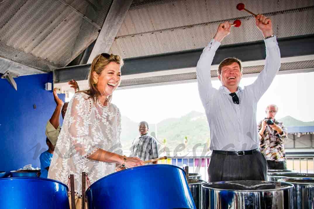 maxima y guillermo de holanda tocando el tambor