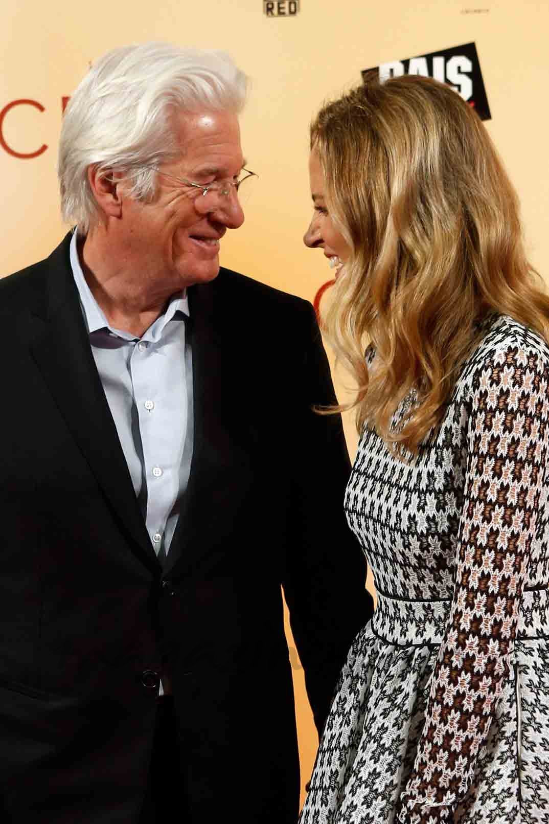 richard gere y alejandra silva en el estreno de la cena