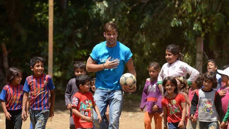 Ricky Martin visita un campo de refugiados en El Líbano