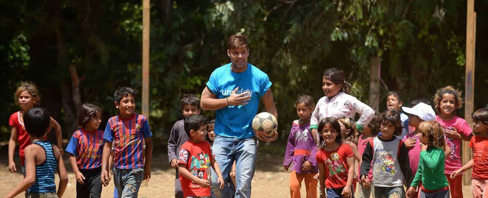 Ricky Martin visita un campo de refugiados en El Líbano