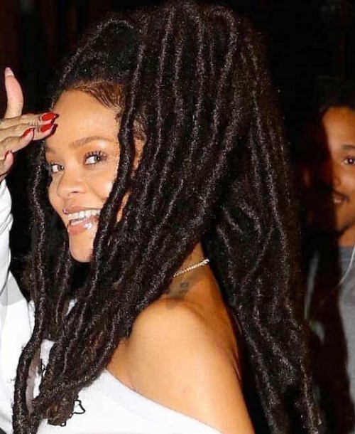 Rihanna se apunta a la moda de las rastas