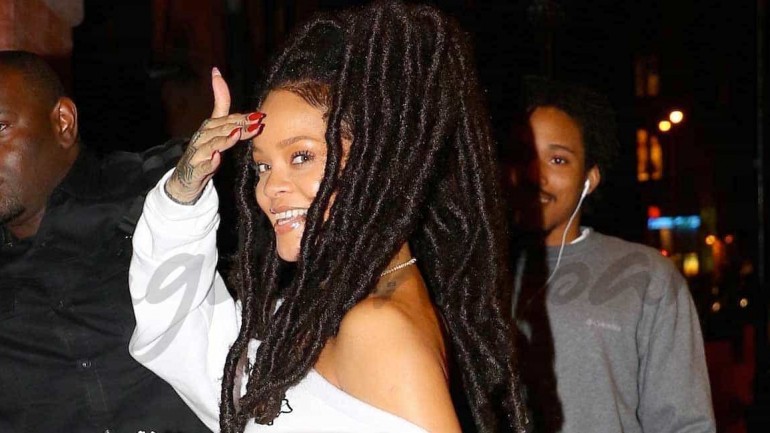 Rihanna se apunta a la moda de las rastas