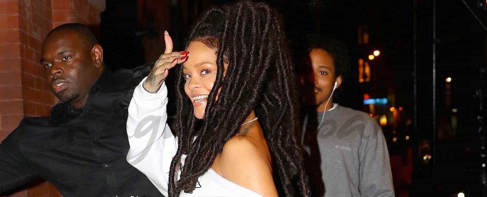 Rihanna se apunta a la moda de las rastas