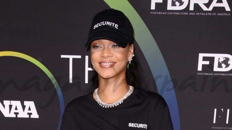 Rihanna, modelo de sus diseños