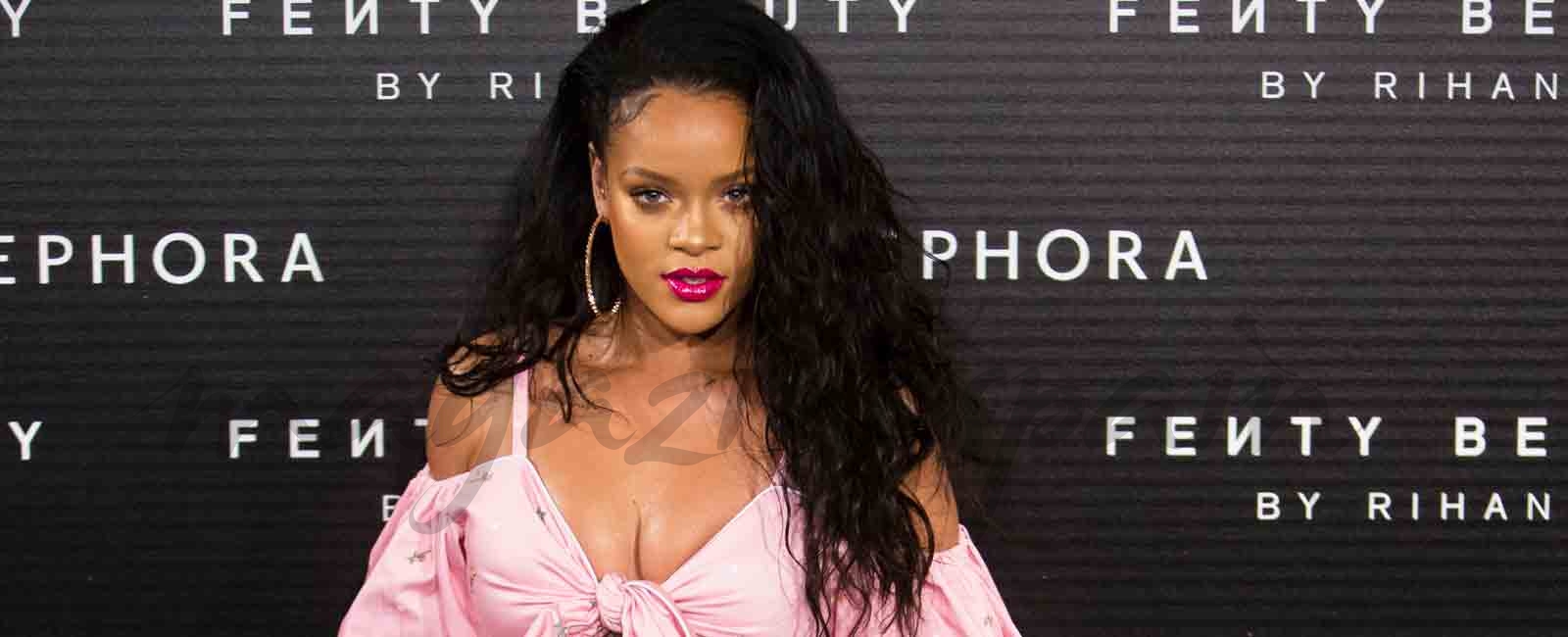Rihanna de “incógnito” en Coachella