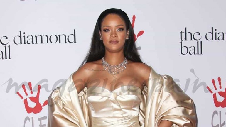 Rihanna presume de escote… y de familia