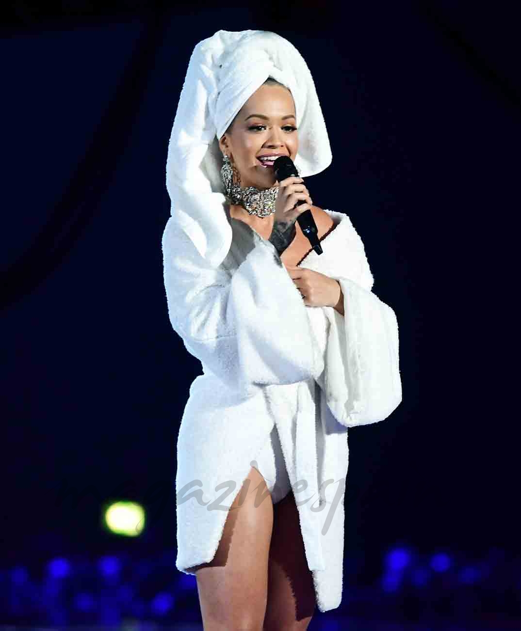 rita ora en los premios mtv recien salida de la ducha