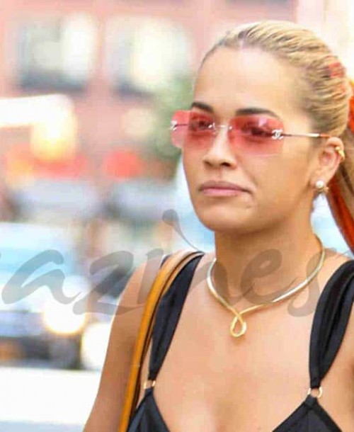 Rita Ora… ¿con falda o pantalón?