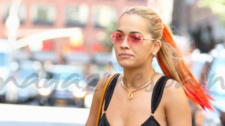Rita Ora… ¿con falda o pantalón?