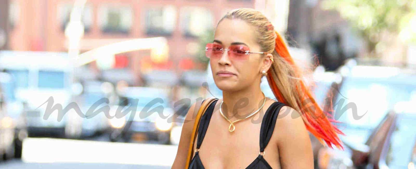 Rita Ora… ¿con falda o pantalón?