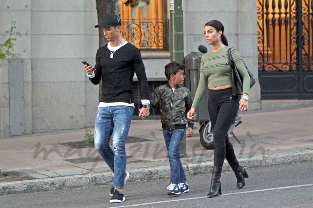 Cristiano Ronaldo con su novia Georgina Rodríguez y su hijo