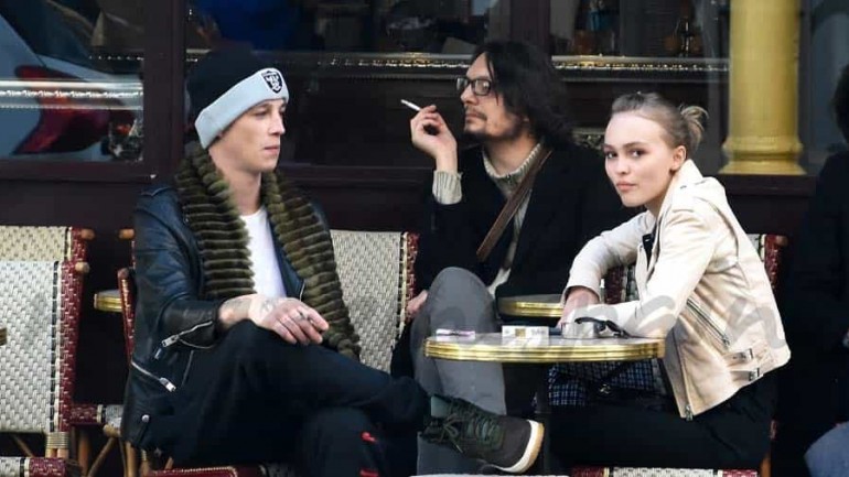Lily Rose Depp con su novio en París