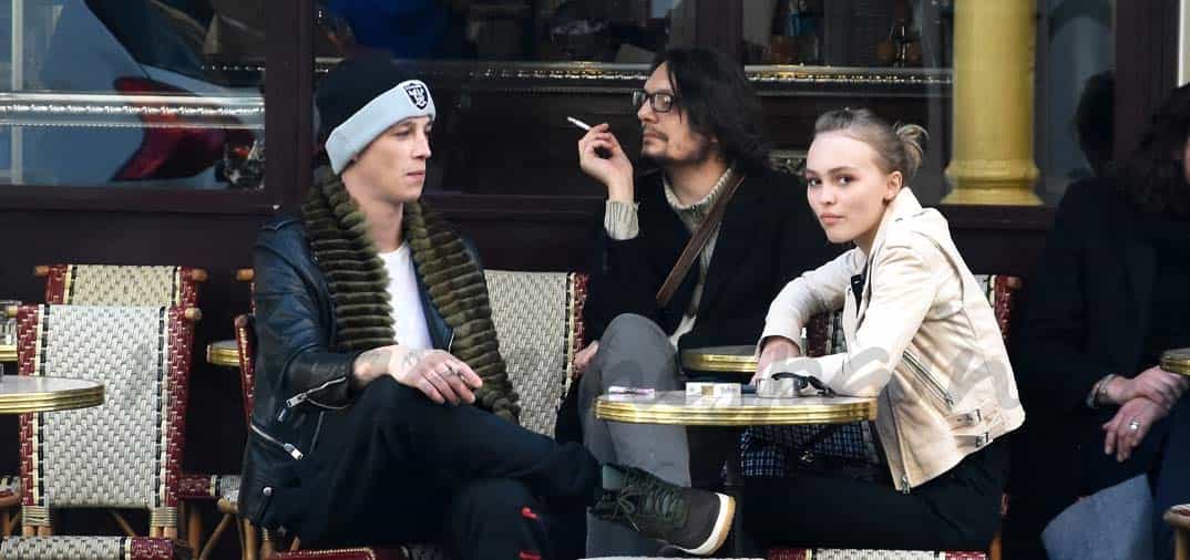 Lily Rose Depp con su novio en París