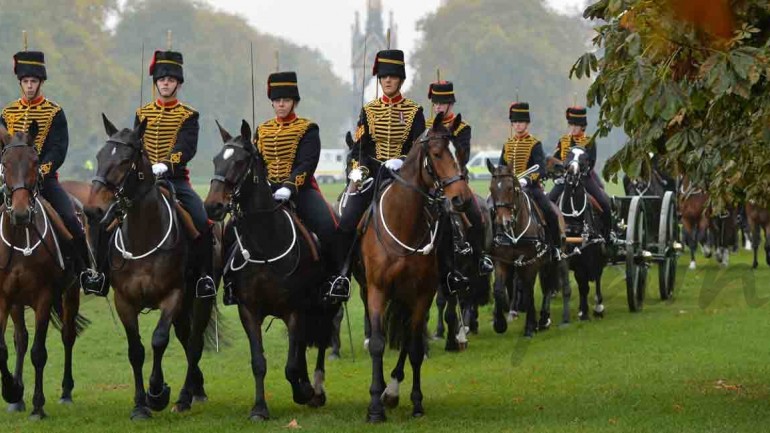 La reina Isabel II preside el 70º aniversario de la Royal Horse Artillery