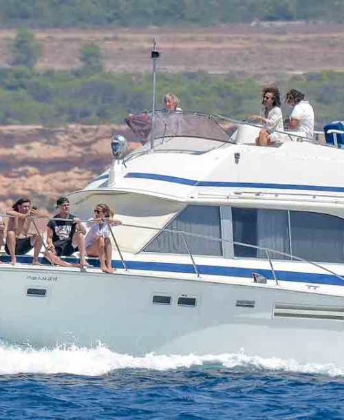 Sus familiares y amigos, esparcieron en el mar las cenizas de Ángel Nieto, desde el barco del Campeón del Mundo.