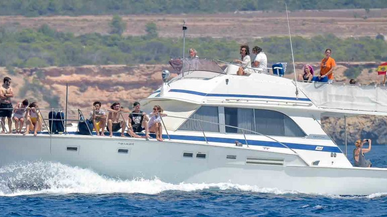 Sus familiares y amigos, esparcieron en el mar las cenizas de Ángel Nieto, desde el barco del Campeón del Mundo.