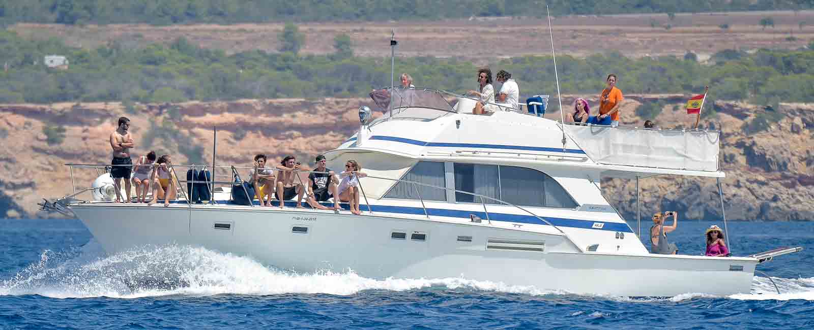 Sus familiares y amigos, esparcieron en el mar las cenizas de Ángel Nieto, desde el barco del Campeón del Mundo.