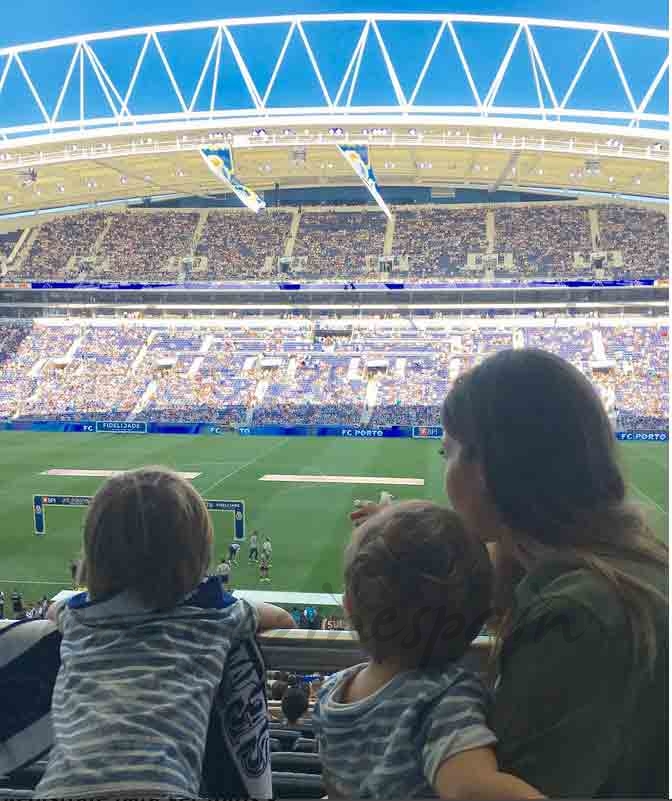 sara carbonero y sus hijos animan a casillas