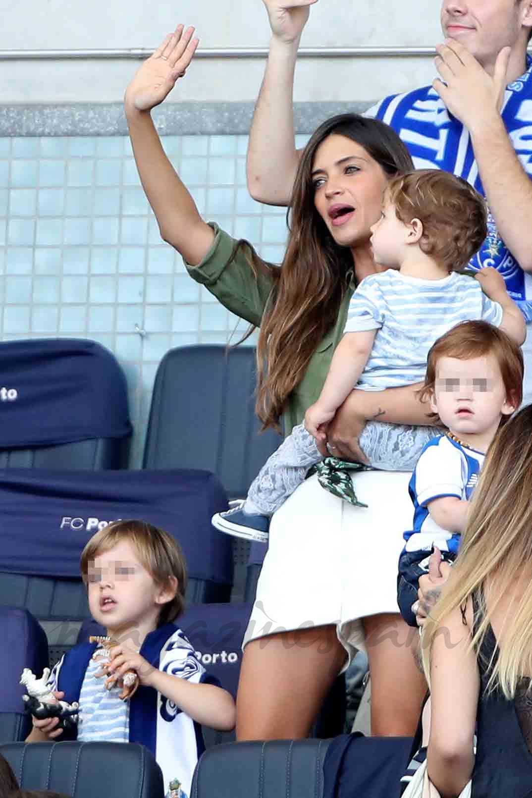 sara carbonero y sus hijos animan a casillas