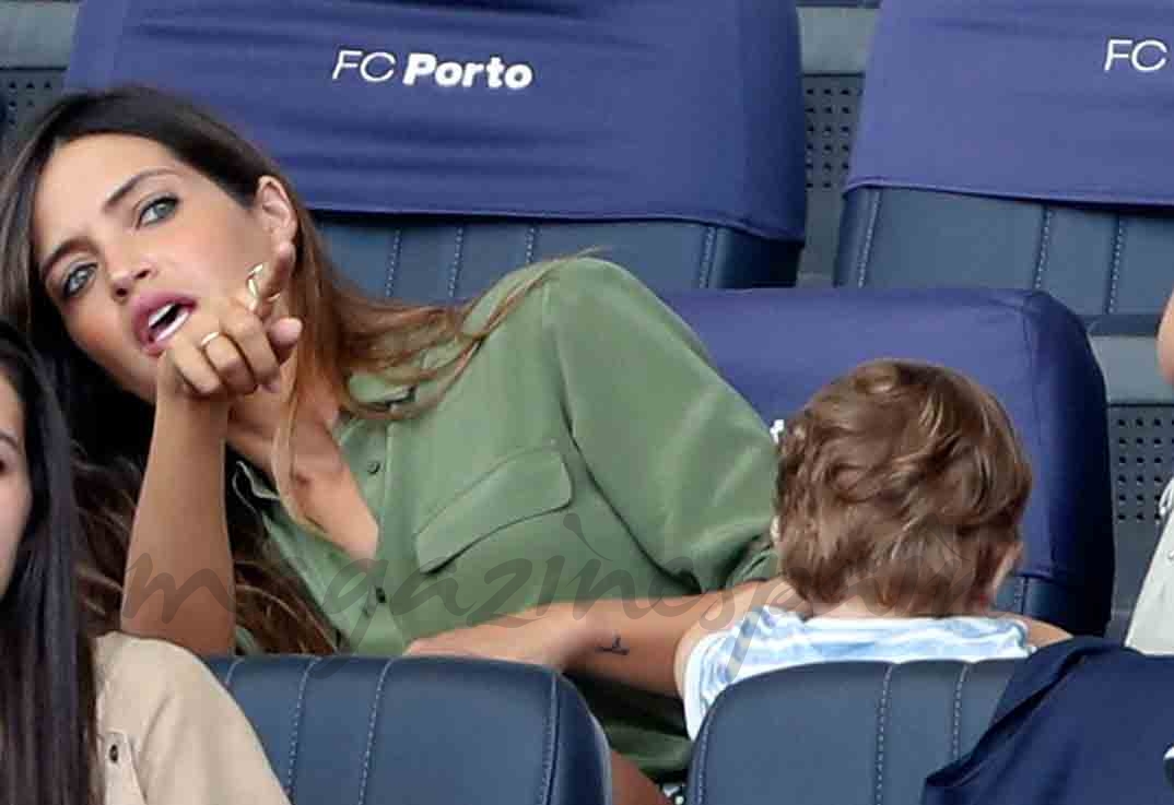 sara carbonero y sus hijos animan a casillas