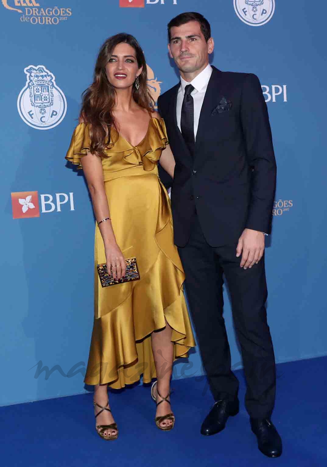 sara carbonero e iker casillas en la gala dragones en oporto