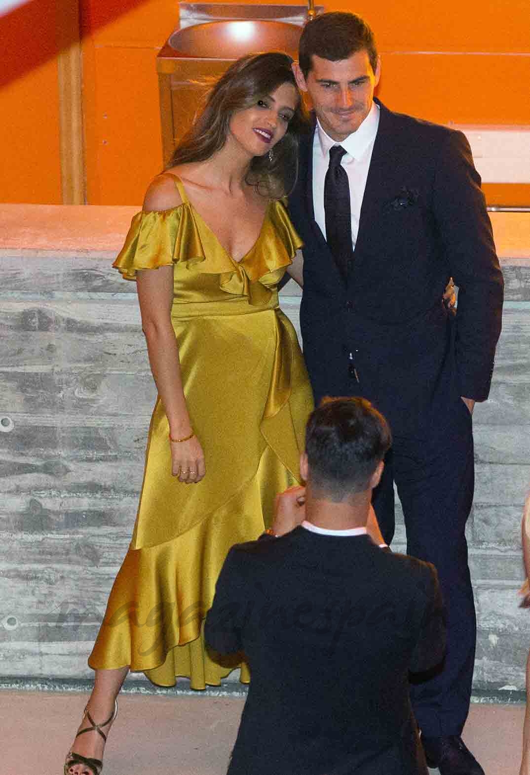 sara carbonero e iker casillas en la gala dragones en oporto