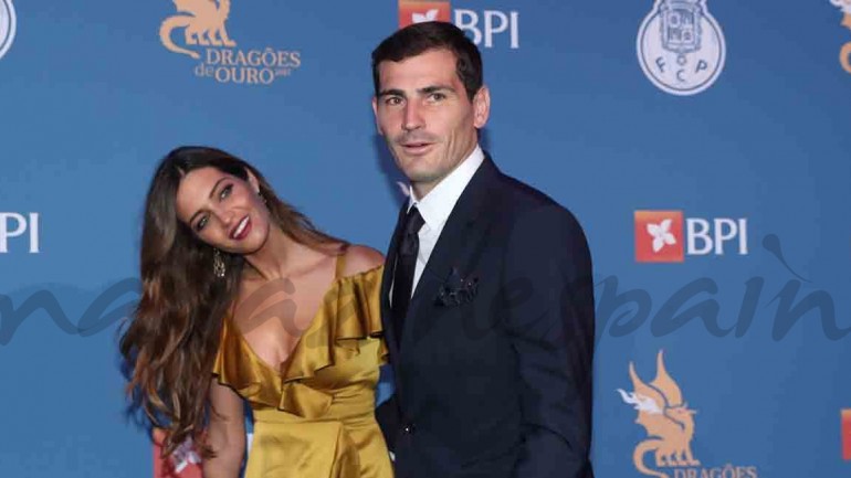 Sara Carbonero triunfa con su look en la Gala Dragones en Oporto