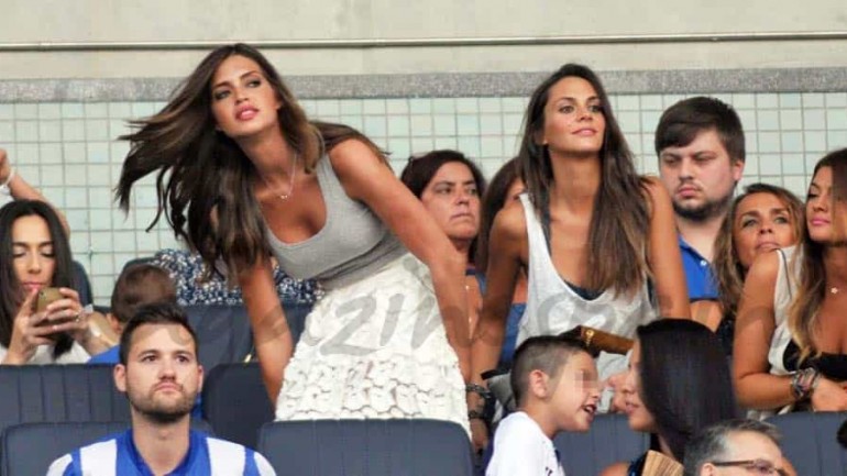 Sara Carbonero con su hijo, en el primer partido de Iker con el Oporto