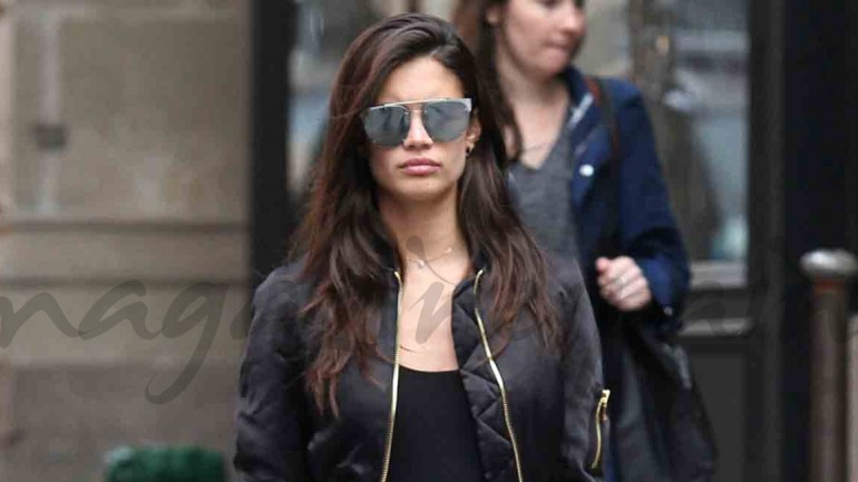 Sara Sampaio apuesta por los denim «rotos»