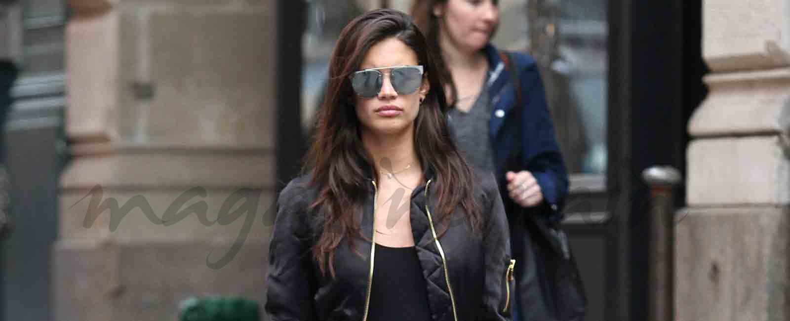Sara Sampaio apuesta por los denim «rotos»