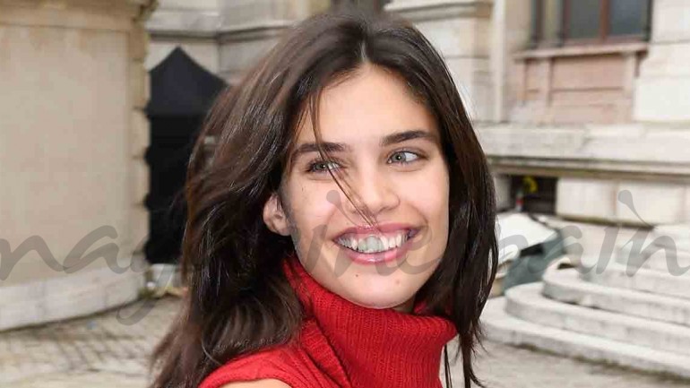 Sara Sampaio y su versión del bra-less