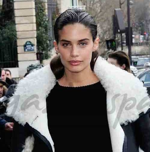 Las famosas también lucen sus modelos, en la Fashion Week París