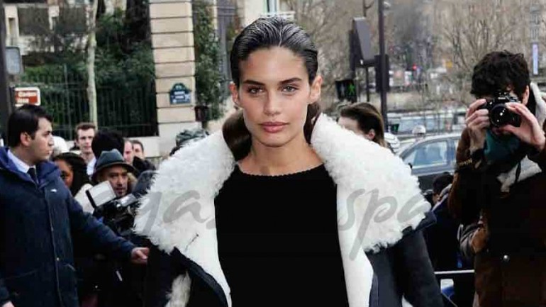 Las famosas también lucen sus modelos, en la Fashion Week París