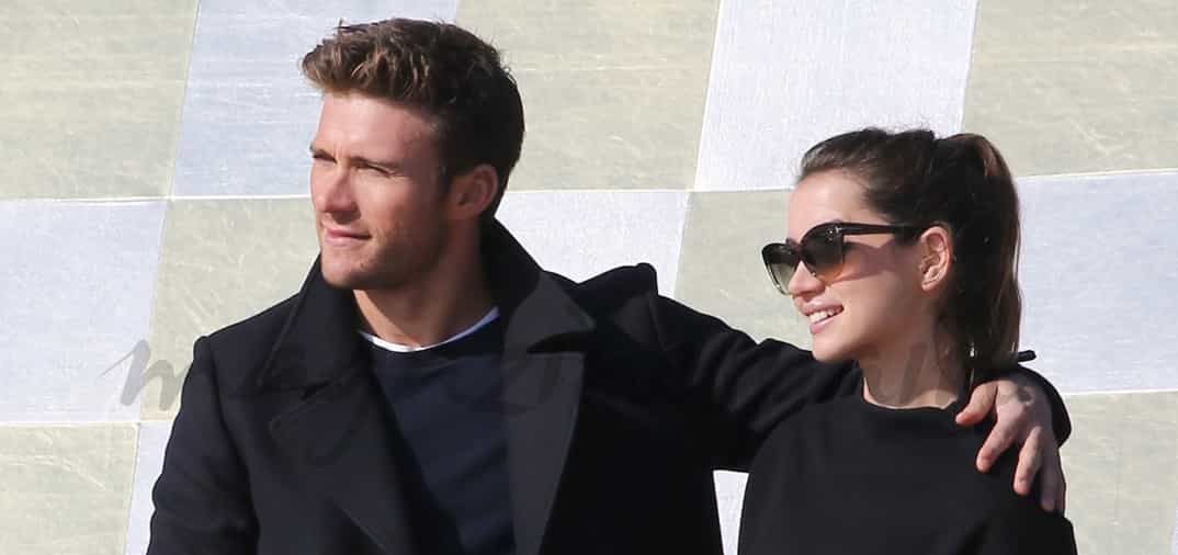 Ana de Armas y Scott Eastwood ruedan juntos en París