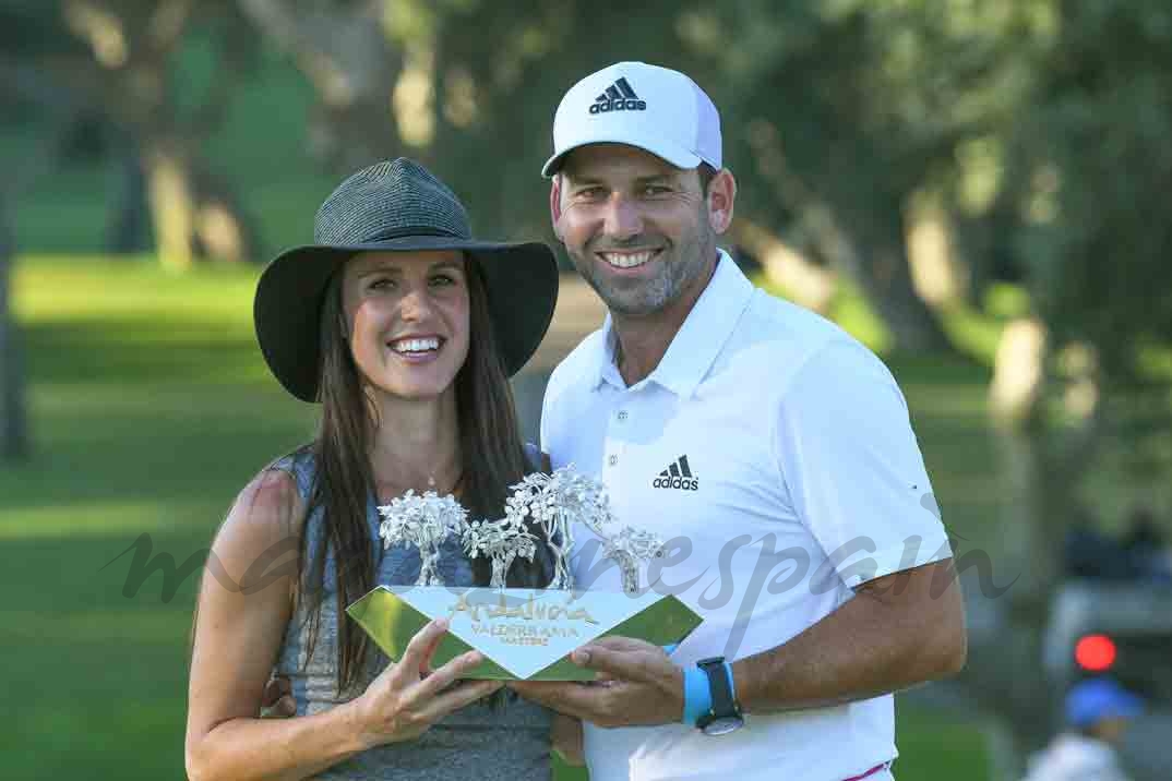 sergio garcia celebra su triundo con su esposa