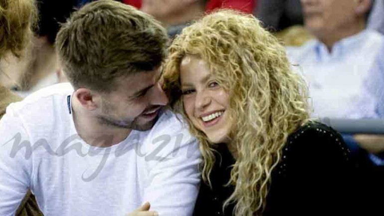 La cantante Shakira y Gerard Piqué, enamorados en el baloncesto