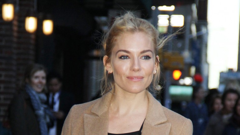 Sienna Miller en blanco y negro