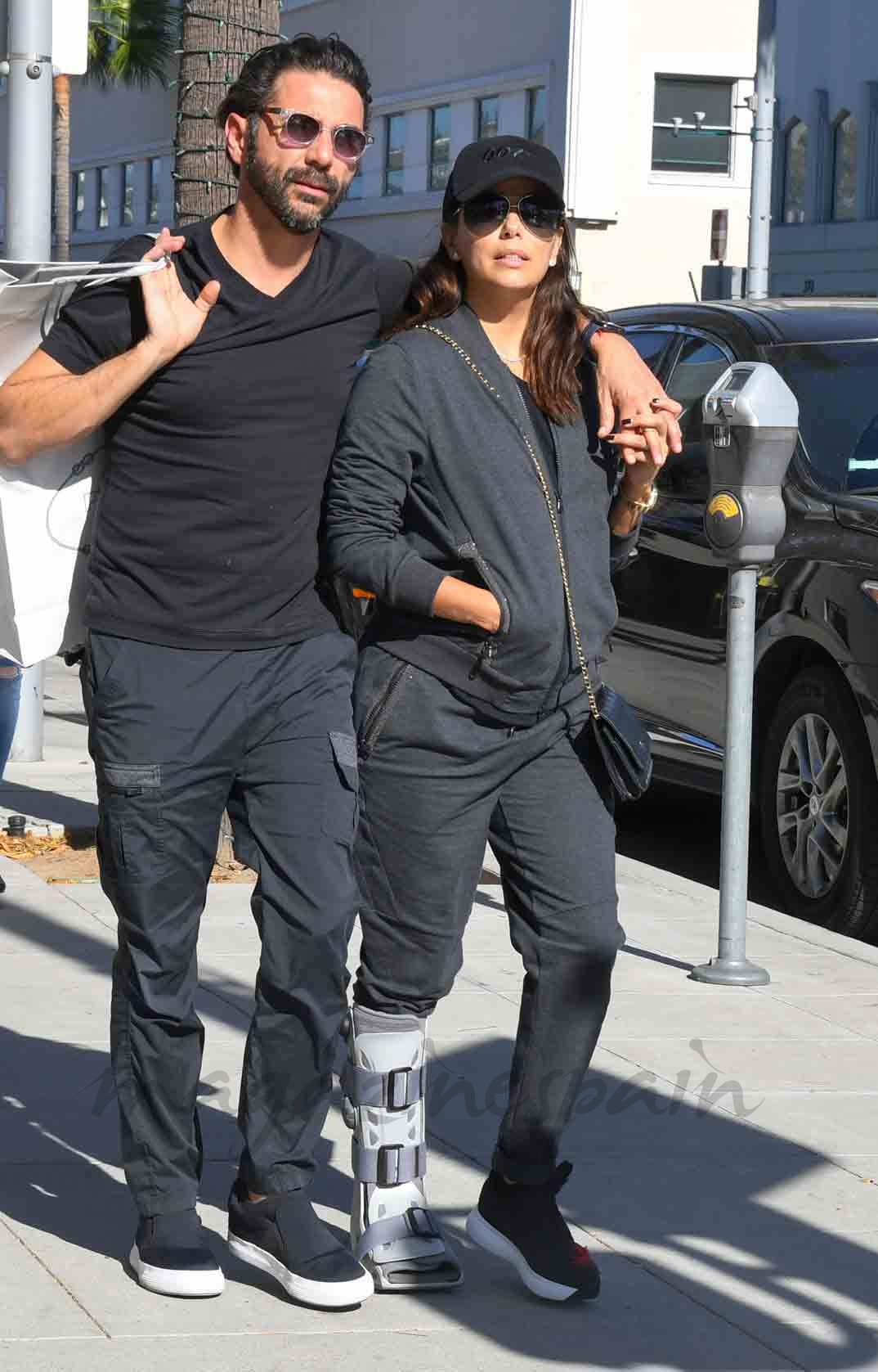 eva longoria escayolada paseo con jose baston