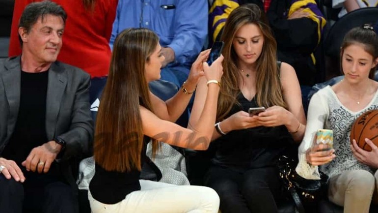 Sylvester Stallone con «sus chicas» en el basket