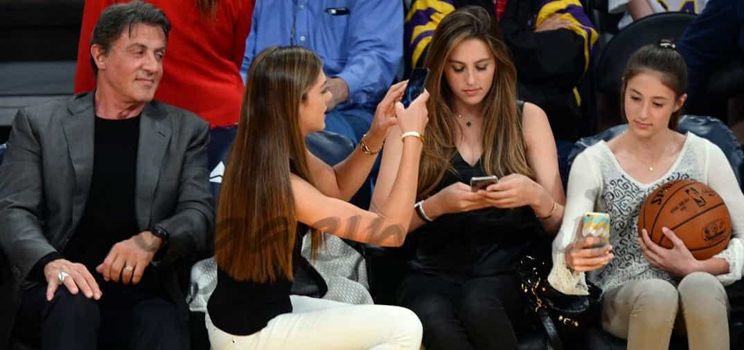 Sylvester Stallone con «sus chicas» en el basket