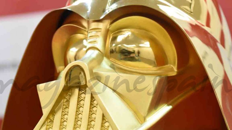 La máscara de Darth Vader y medallas conmemorativas de Star Wars en oro, para celebrar la séptima entrega.
