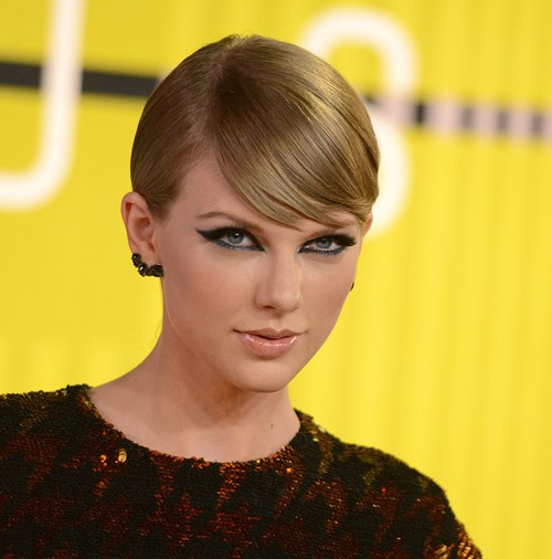 Taylor Swift despide el año, con su pólemico videoclip, «Out of the woods»