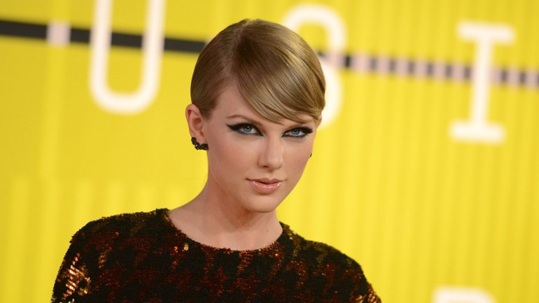 Taylor Swift despide el año, con su pólemico videoclip, «Out of the woods»