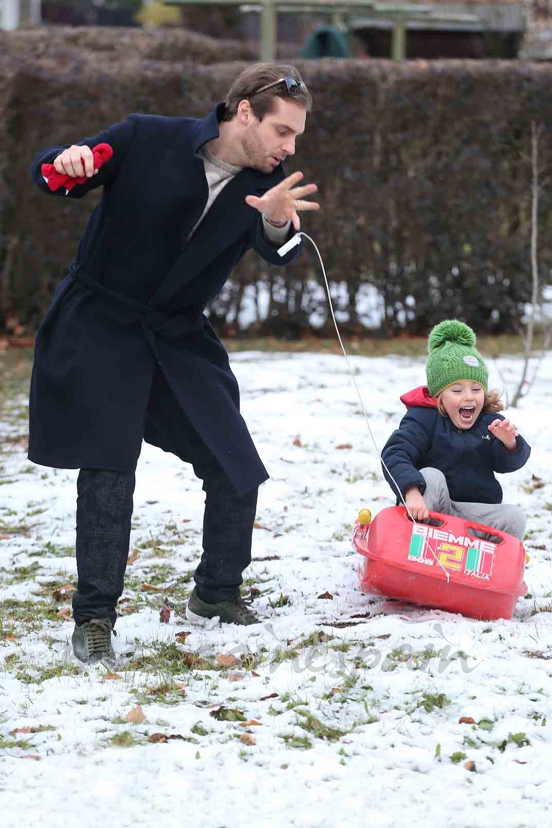 tomaso trussardi dia de nieve con sus hijos