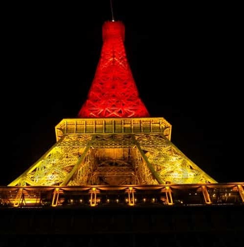 Torre Eiffel: Homenaje a las victimas del atentado en Bruselas